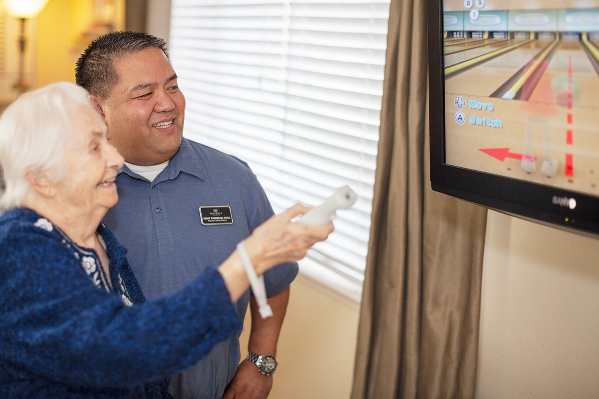 A rehab therapist with a resident using Wi at Roseville Care Center