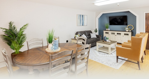 common living room with soft sofas at Roseville Care Center